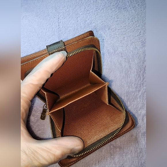 Authentic Louis Vuitton Monogram Compact Zippy - Picture 13 of 15